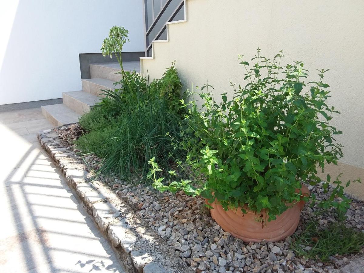 And Charming Apartment In Vantacici Malinska Bagian luar foto