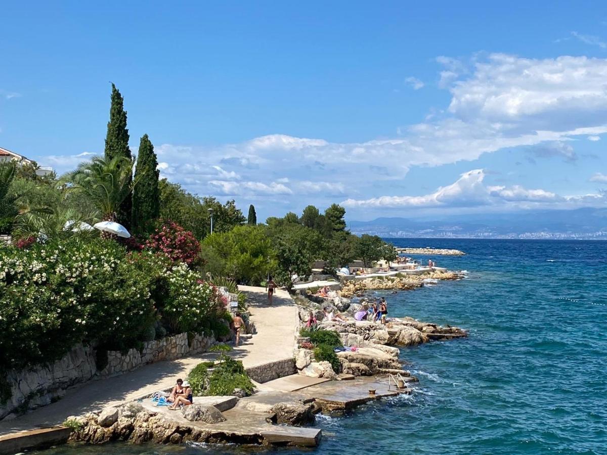 And Charming Apartment In Vantacici Malinska Bagian luar foto