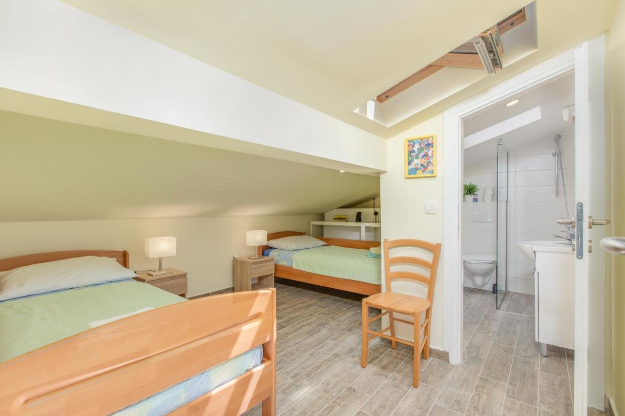 And Charming Apartment In Vantacici Malinska Bagian luar foto